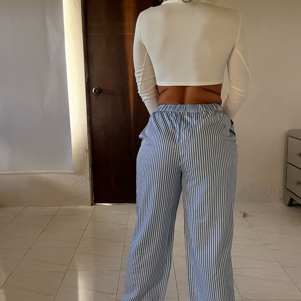 White Long Sleeve Crop Blouse with Tie Front - Picture 7 of 9